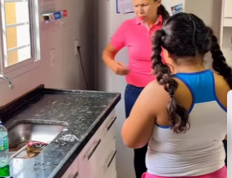 D1300004 filha joga o achocolatado tudo em cima da mesa part2