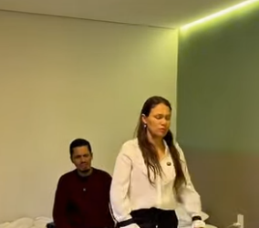 D1300003 Tim colocou a Chris para arrumar todo o quarto que ela mesmo bagunçou part2