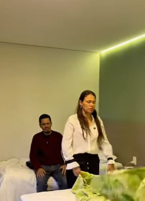 D1300003 Tim colocou a Chris para arrumar todo o quarto que ela mesmo bagunçou part2