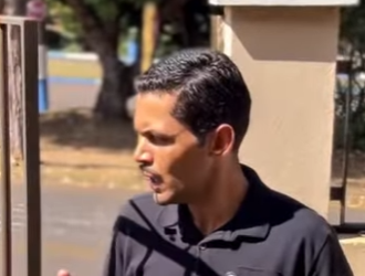 D1300004 Chris jogou a televisão no chão para acusar Adriana de ter quebrado part2