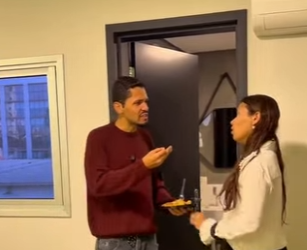 D1300001 tim colocou a Chris para comer no banheiro depois doque ela fez com a funcionária part2