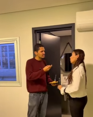 D1300001 tim colocou a Chris para comer no banheiro depois doque ela fez com a funcionária part2