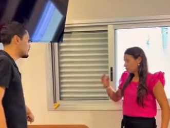 D1300003 Tim colocou a Chris para limpar todo o bolo que ela amassou para acusar a part2