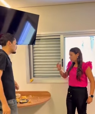 D1300003 Tim colocou a Chris para limpar todo o bolo que ela amassou para acusar a part2