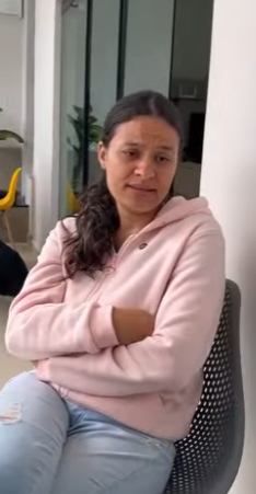 D0400006 Sua irmã se vestia igual a ela, mas ela não gostava part2