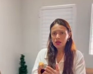 D1300003 Chris rasgou o presente que ganhou da sua funcionária part2