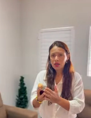 D1300003 Chris rasgou o presente que ganhou da sua funcionária part2