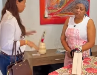 D1300004 Chris voltou de viagem e recebeu um presente da sua funcionária Adriana part2