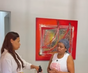 D1300007 Adriana nem disfarça mais a cara quando sua patroa fala com ela part1