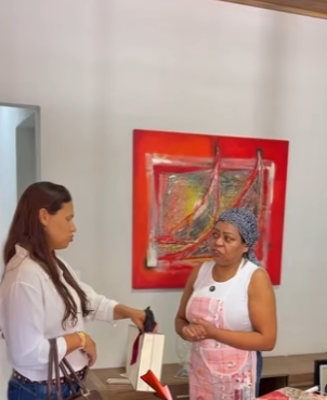 D1300007 Adriana nem disfarça mais a cara quando sua patroa fala com ela part1