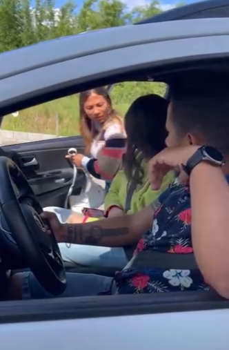 D0400005 Minha mãe e minha esposa queria ir no banco da frente do carro no final isso aconteceu part2