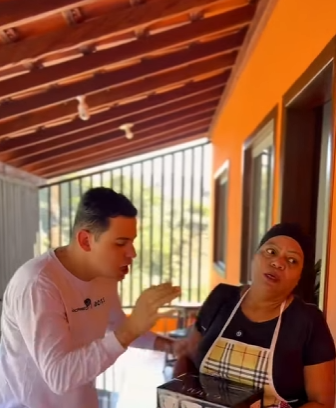 D1300007 Luís deu as xícaras para Adriana e ainda acusou ela de ter pegado para o Tim part2