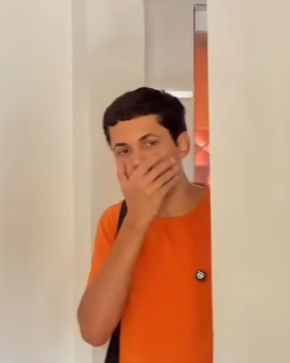 D1300001 Revistou a bolsa da funcionária antes dela sair para ir embora part2