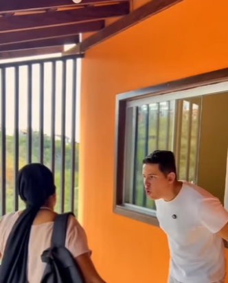 D1300003 Luís fez Adriana deitar no chão em cima do papelão part2