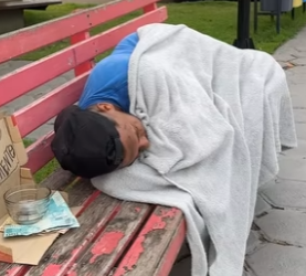 Maltrataram esse pobre homem, mas não imaginavam quem ele era part2