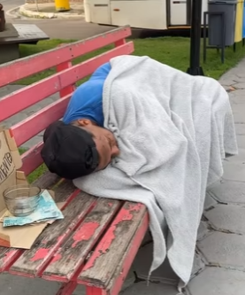 Maltrataram esse pobre homem, mas não imaginavam quem ele era part2