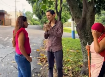 D1300004 Pegou sua esposa colocando a funcionária para varrer a rua part2