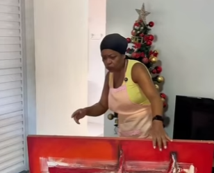 D1300009 Deu o quadro cheio de dinheiro para funcionária part2