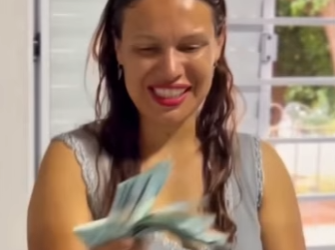 D1300014 Patroa quebra o som que sua funcionária estava ouvindo part2