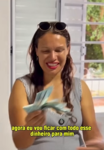 D1300014 Patroa quebra o som que sua funcionária estava ouvindo part2