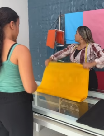 Ela comprou um pano cheio de notas e descobriu que seria milionária part2