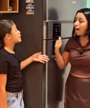 MADRASTA MALDOSA COLOCOU O CELULAR DA ENTEADA NO CONGELADOR POR CIÚMES 😱