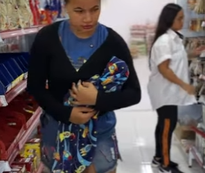 Garota engenhosa muda as etiquetas de preço e ninguém imaginou que era por esse motivo!