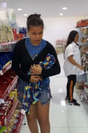 Garota engenhosa muda as etiquetas de preço e ninguém imaginou que era por esse motivo!