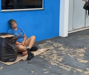 Milionária coloca seus funcionários para trabalhar