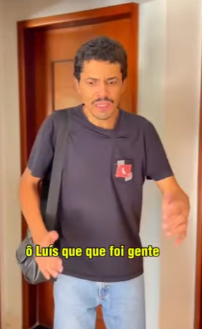 D1300006 Luís rasgou o presente que estava na mão da Adriana e ainda acusou ela de ter rasgado part2