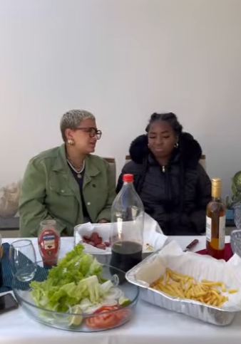 D0400005 Convidou suas amigas para comer em um restaurante, e assim elas se comportaram part2