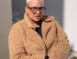 D0400024 Essa mulher estava todos os dias na casa de outra pessoa e veja o que os seus vizinhos faziam com ela part2