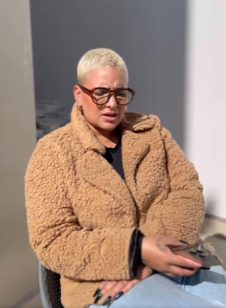 D0400024 Essa mulher estava todos os dias na casa de outra pessoa e veja o que os seus vizinhos faziam com ela part2