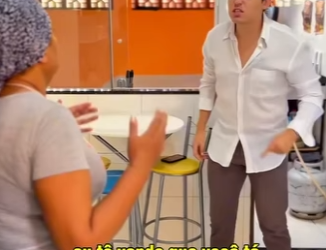 D1300029 Jogou todo o salgadinho no chão para a funcionária não ir embora mais cedo part2