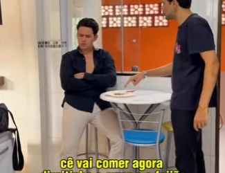 D1300008 Tim fez o Luís comer o arroz e o feijão para ele aprender da valor na comida part2