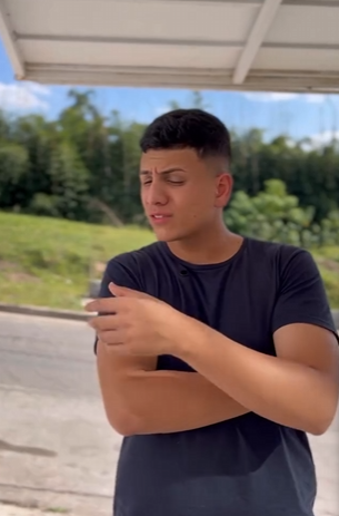 D0400005 Sua vizinha disse para ela não entrar em casa para não ter que limpar, e olha o que os vizinhos inventaram part2