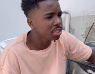 D0400027 Tenha cuidado com quem te abraça, pois você não vê o rosto deles quando o fazem part2