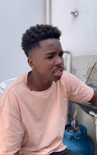 D0400027 Tenha cuidado com quem te abraça, pois você não vê o rosto deles quando o fazem part2