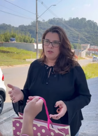 D0400015 Ela perdeu uma grande amiga por ser uma pessoa interesseira part2