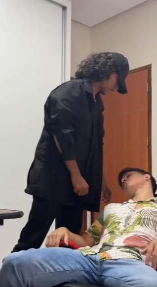 Desenhou uma figura em sua mão para salvar sua vida e recebeu uma grande recompensa part2