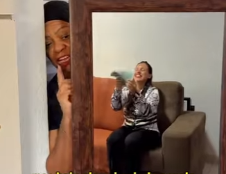 D1300008 Com um espelho funcionária descobre tudo part2