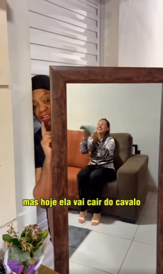 D1300008 Com um espelho funcionária descobre tudo part2