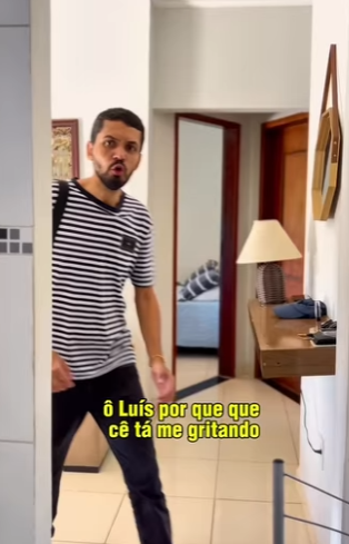 D1300011 Tim chega e Adriana conta para ele que o Luís quebrou todo o bolo part2