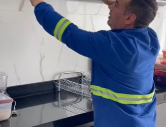 D2000006 Garota rouba um ladrao part2