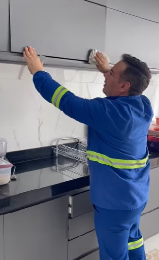 D2000006 Garota rouba um ladrao part2