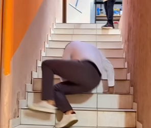 D1300010 Quase caiu da escada. Mais a funcionária conseguiu segurar ele para evitar algo pior part2