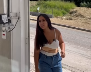 D0400012 Esta jovem não sabia que tinha que cuidar mais das coisas dos outros mais do que as suas próprias coisas, e olha o que ela fazia part2