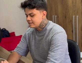 D1500012 Empresário testa honestidade de morador de rua, e se surpreende Part2