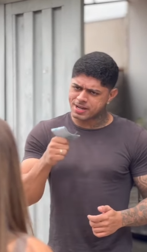 D1500006 Vizinha não aceita ver dono passando para trás seu propio irmão part2