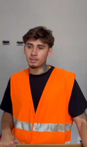 D1500010 Empresário testa honestidade de morador de rua, e se surpreende part2